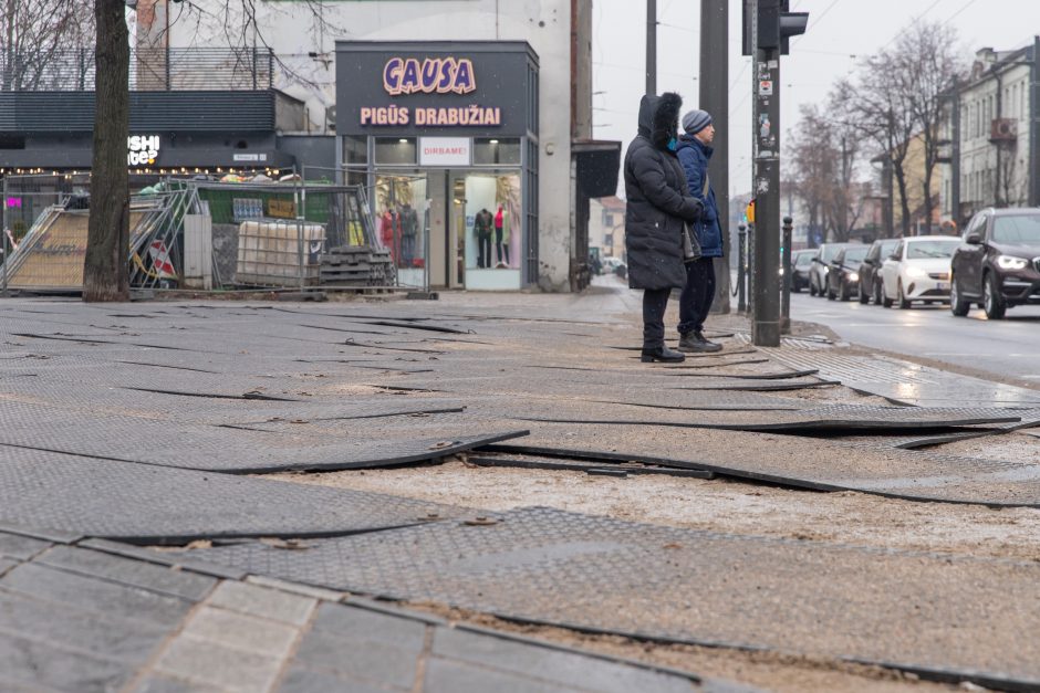 Vilniaus gatvėje – naujovės: atsirado suoliukai ir šiukšliadėžės