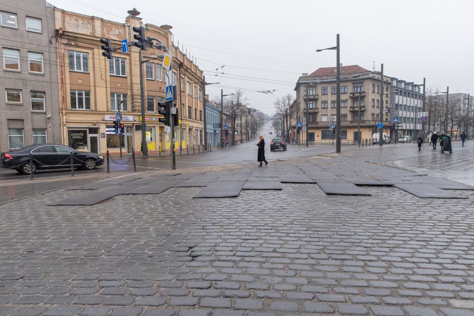 Vilniaus gatvėje – naujovės: atsirado suoliukai ir šiukšliadėžės