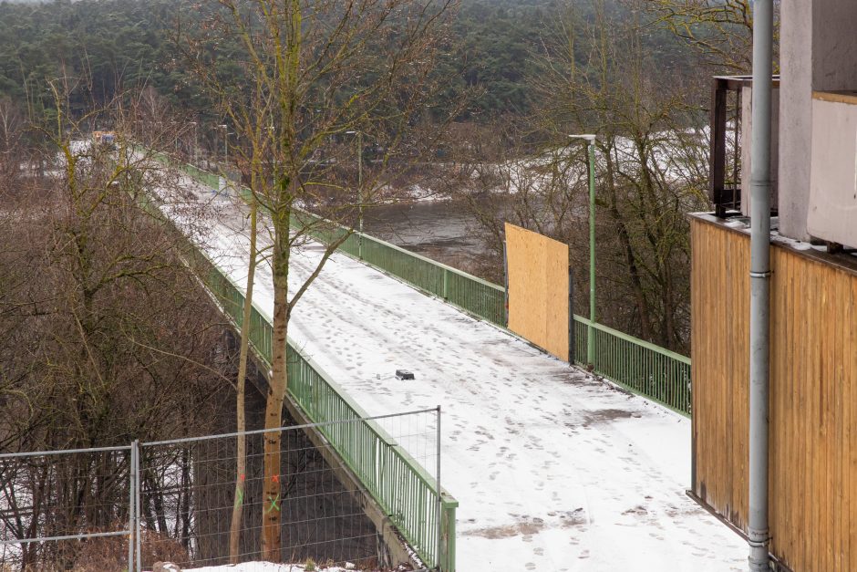 Į saugumą nusispjaut: Trijų mergelių tiltas uždarytas, bet žmonės vis tiek juo vaikšto