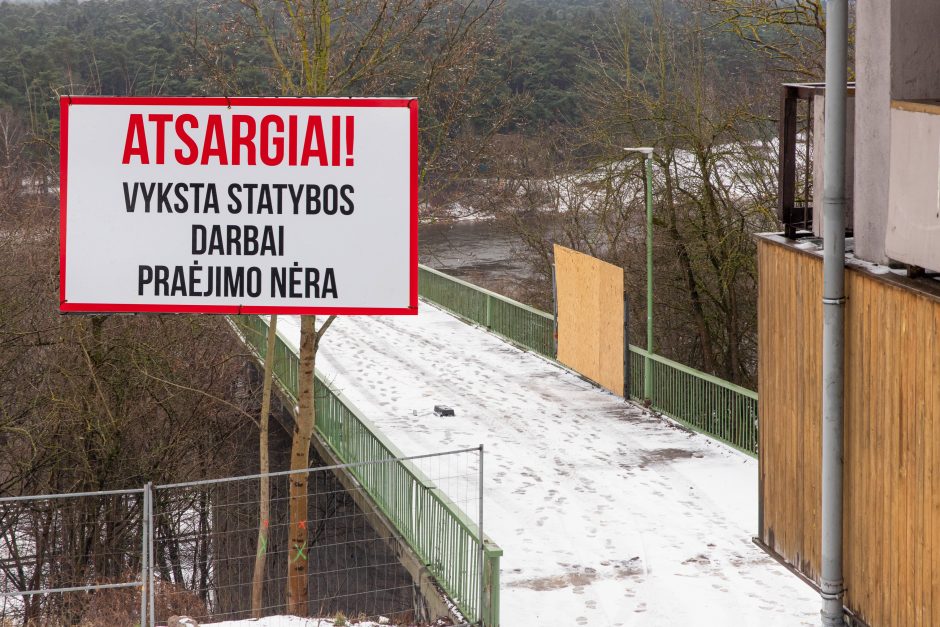 Į saugumą nusispjaut: Trijų mergelių tiltas uždarytas, bet žmonės vis tiek juo vaikšto