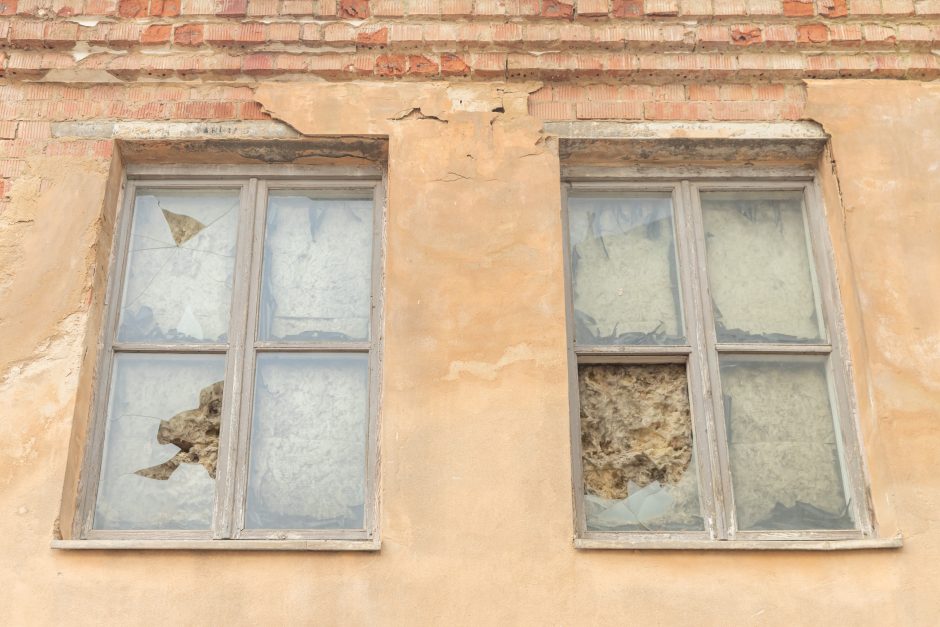 Senamiestyje ant galvų krenta apleisto pastato dalys: labiausiai neramu dėl vaikų