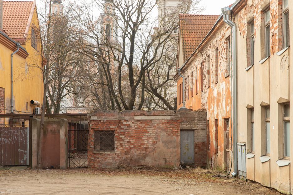 Senamiestyje ant galvų krenta apleisto pastato dalys: labiausiai neramu dėl vaikų