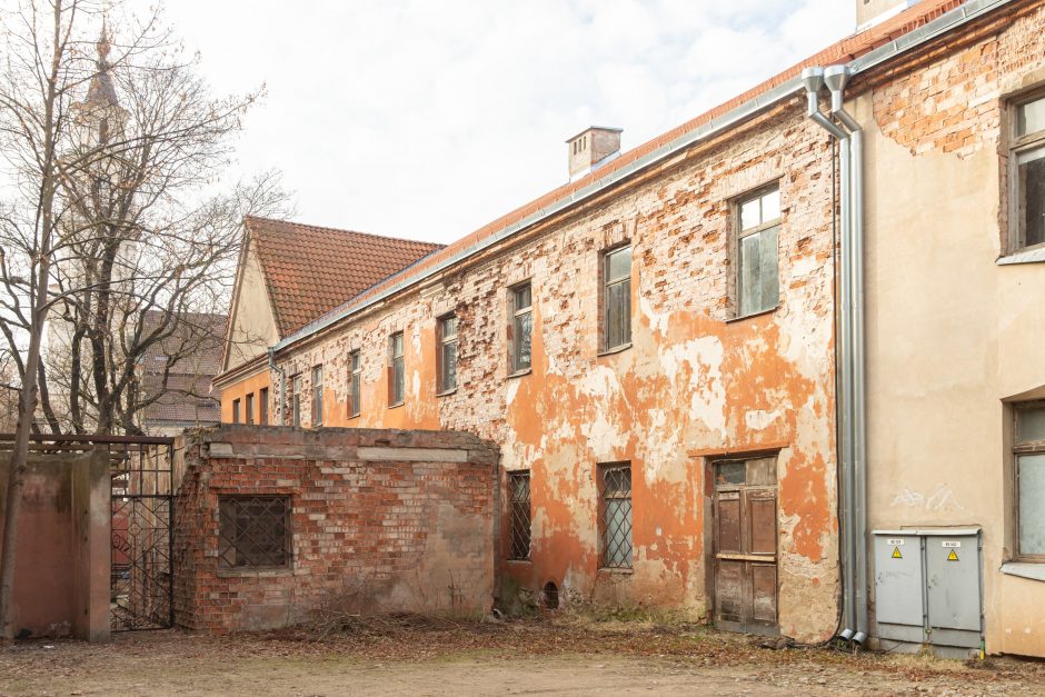 Senamiestyje ant galvų krenta apleisto pastato dalys: labiausiai neramu dėl vaikų