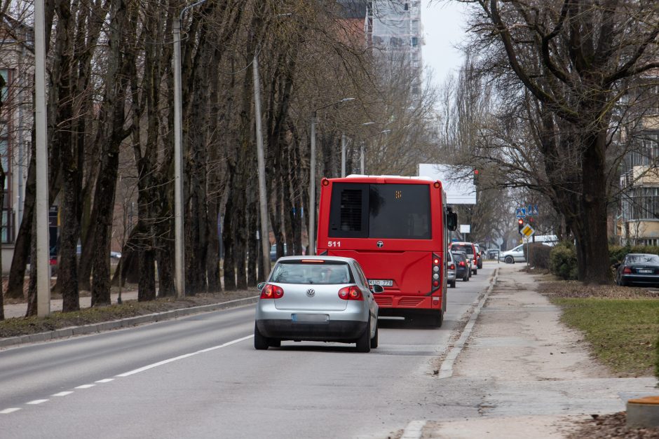 Vydūno alėja dūsta nuo automobilių: per triukšmą ir dūmus negalima net langų atsidaryti