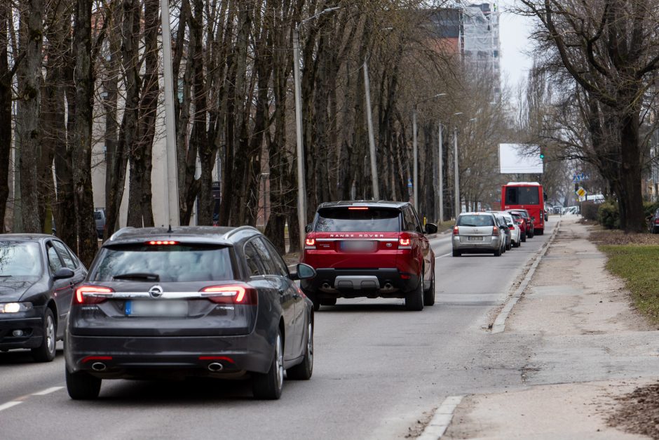 Vydūno alėja dūsta nuo automobilių: per triukšmą ir dūmus negalima net langų atsidaryti