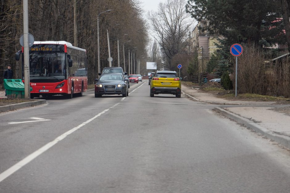 Vydūno alėja dūsta nuo automobilių: per triukšmą ir dūmus negalima net langų atsidaryti