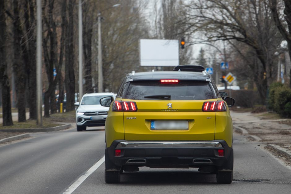 Vydūno alėja dūsta nuo automobilių: per triukšmą ir dūmus negalima net langų atsidaryti