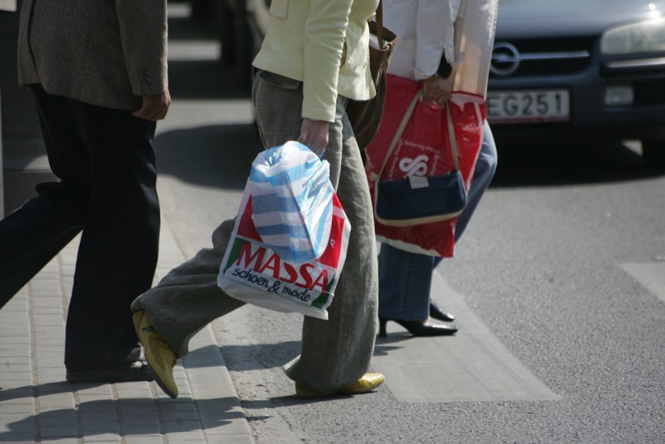 Įžūlu: Kaune pirkinius panešti pasisiūlę nepažįstamieji apvogė moterį