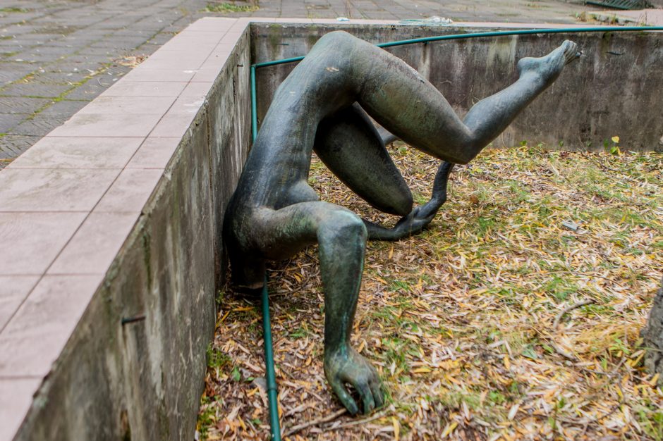 Vandalams užkliuvo bronzinė skulptūra „Skalbėja“ – nupjovė galvą