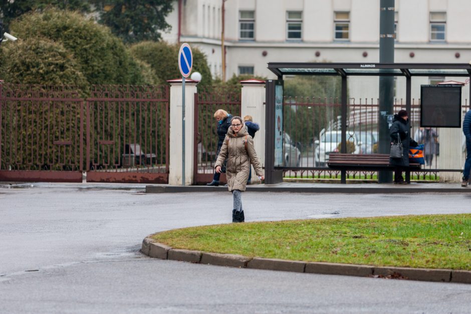 Iš troleibuso išlaipinta kaunietė: eismo organizavimas prie Klinikų – baisus