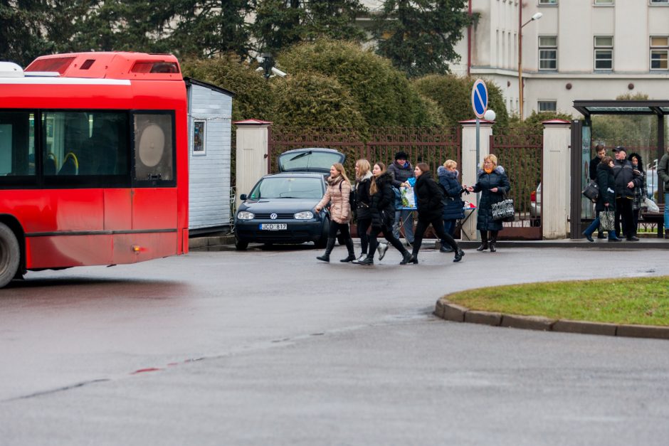 Iš troleibuso išlaipinta kaunietė: eismo organizavimas prie Klinikų – baisus