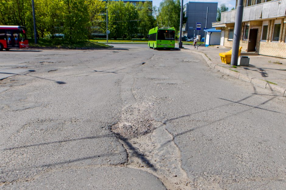 Troleibusų vairuotojai skundžiasi, o valdžia skėsčioja rankomis 