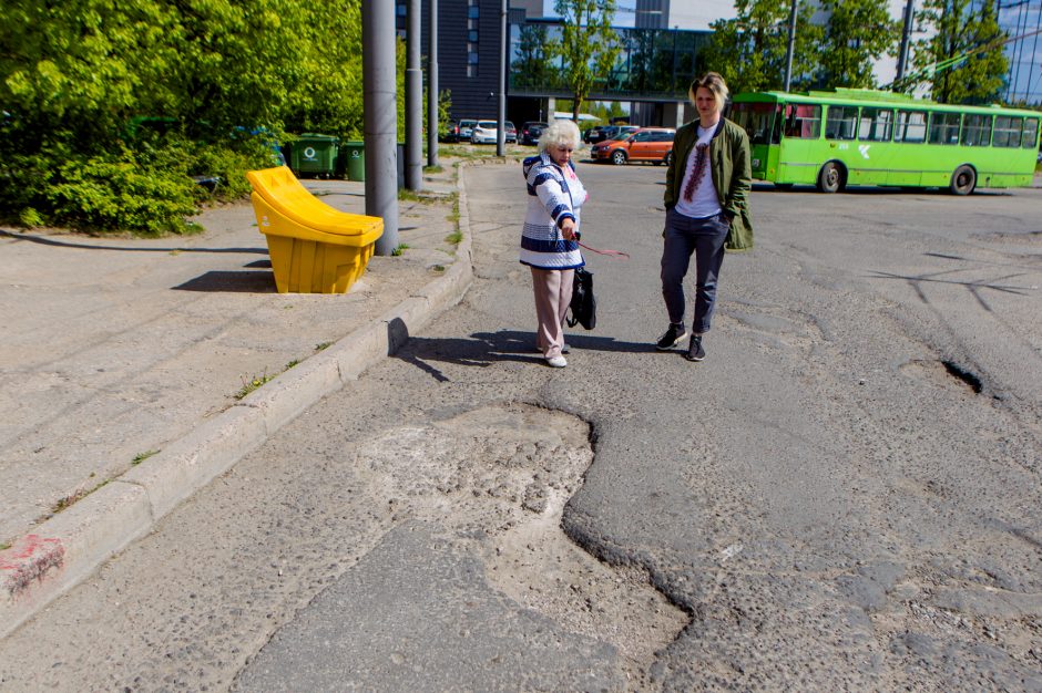 Troleibusų vairuotojai skundžiasi, o valdžia skėsčioja rankomis 