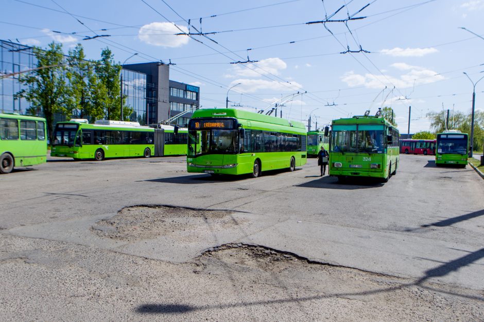 Troleibusų vairuotojai skundžiasi, o valdžia skėsčioja rankomis 