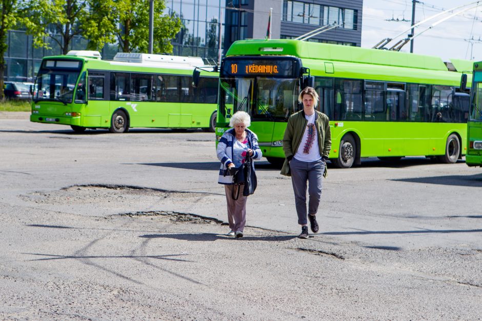 Troleibusų vairuotojai skundžiasi, o valdžia skėsčioja rankomis 