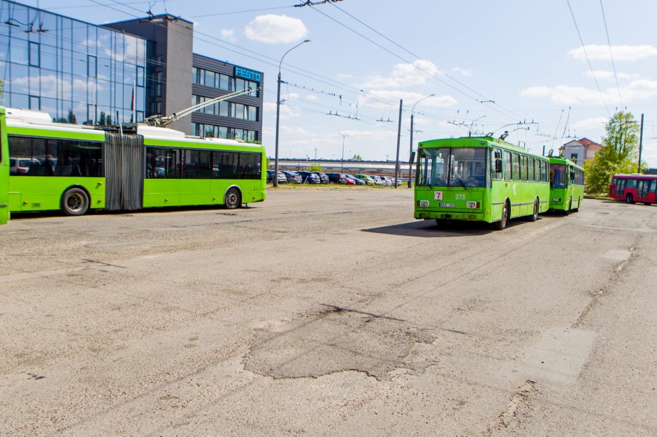 Troleibusų vairuotojai skundžiasi, o valdžia skėsčioja rankomis 