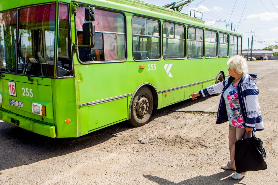 Troleibusų vairuotojai skundžiasi, o valdžia skėsčioja rankomis 