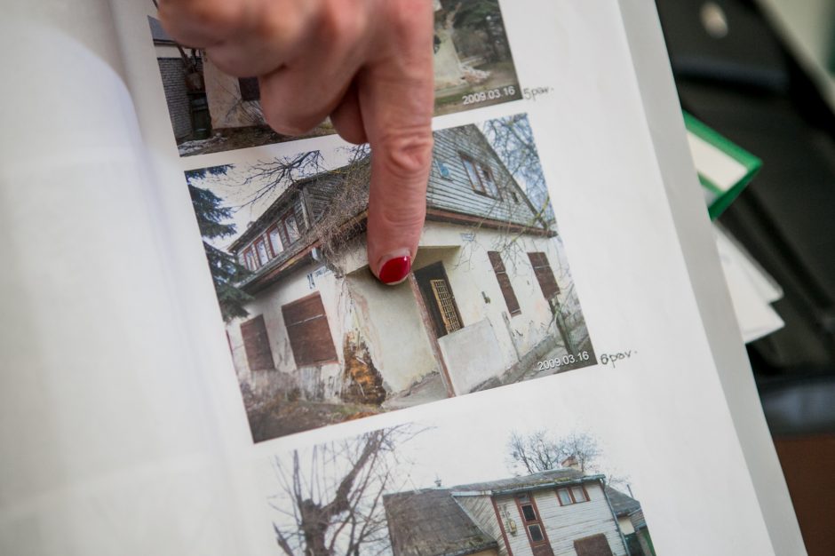 Kaunietė kūrėja su neįgaliaisiais vejama lauk iš patalpų