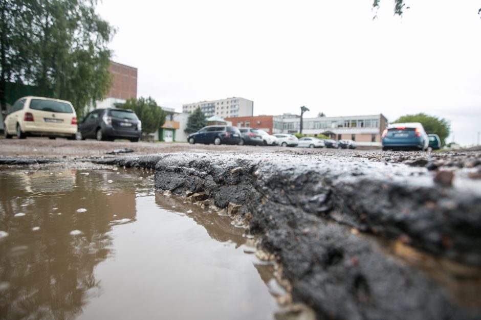 Piktinasi: savivaldybė niekaip nesutvarko aikštelės