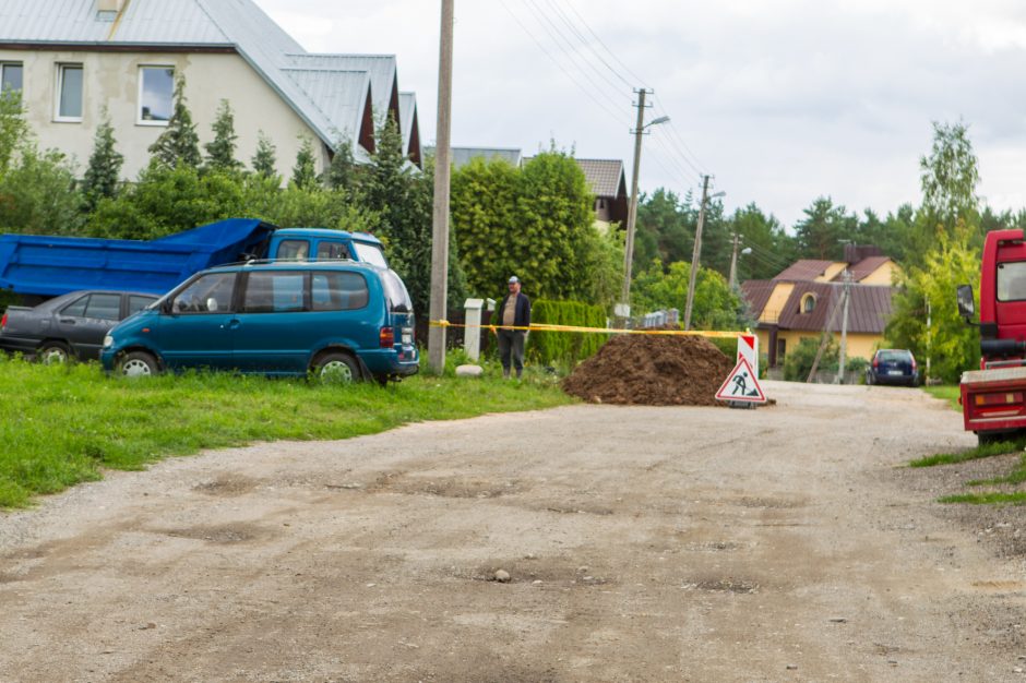 Trūko kantrybė: dėl iškastos gatvės iš kiemų išvažiuoti neįmanoma