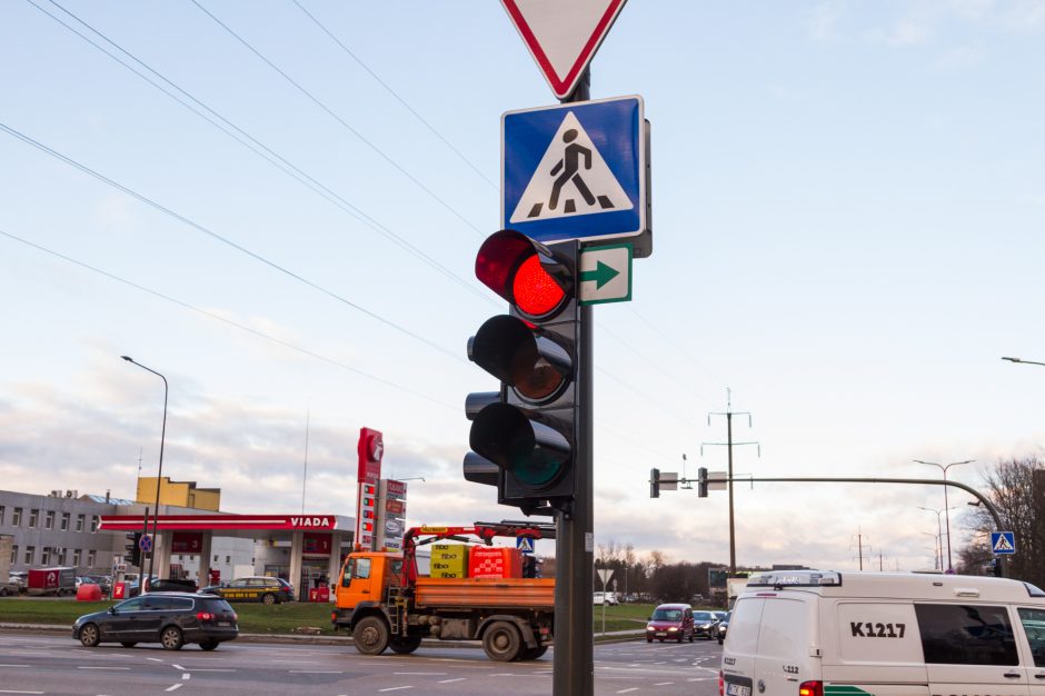 Kauno sankryžose jau kabinamos žaliosios rodyklės