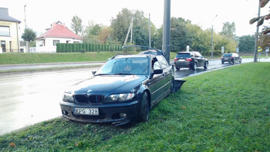 Netoli Kauno klinikų – BMW skrydis į stulpą