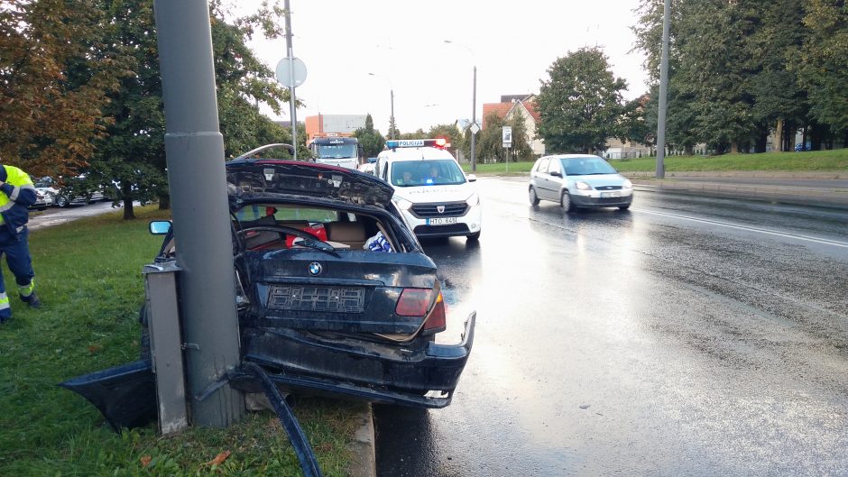 Netoli Kauno klinikų – BMW skrydis į stulpą