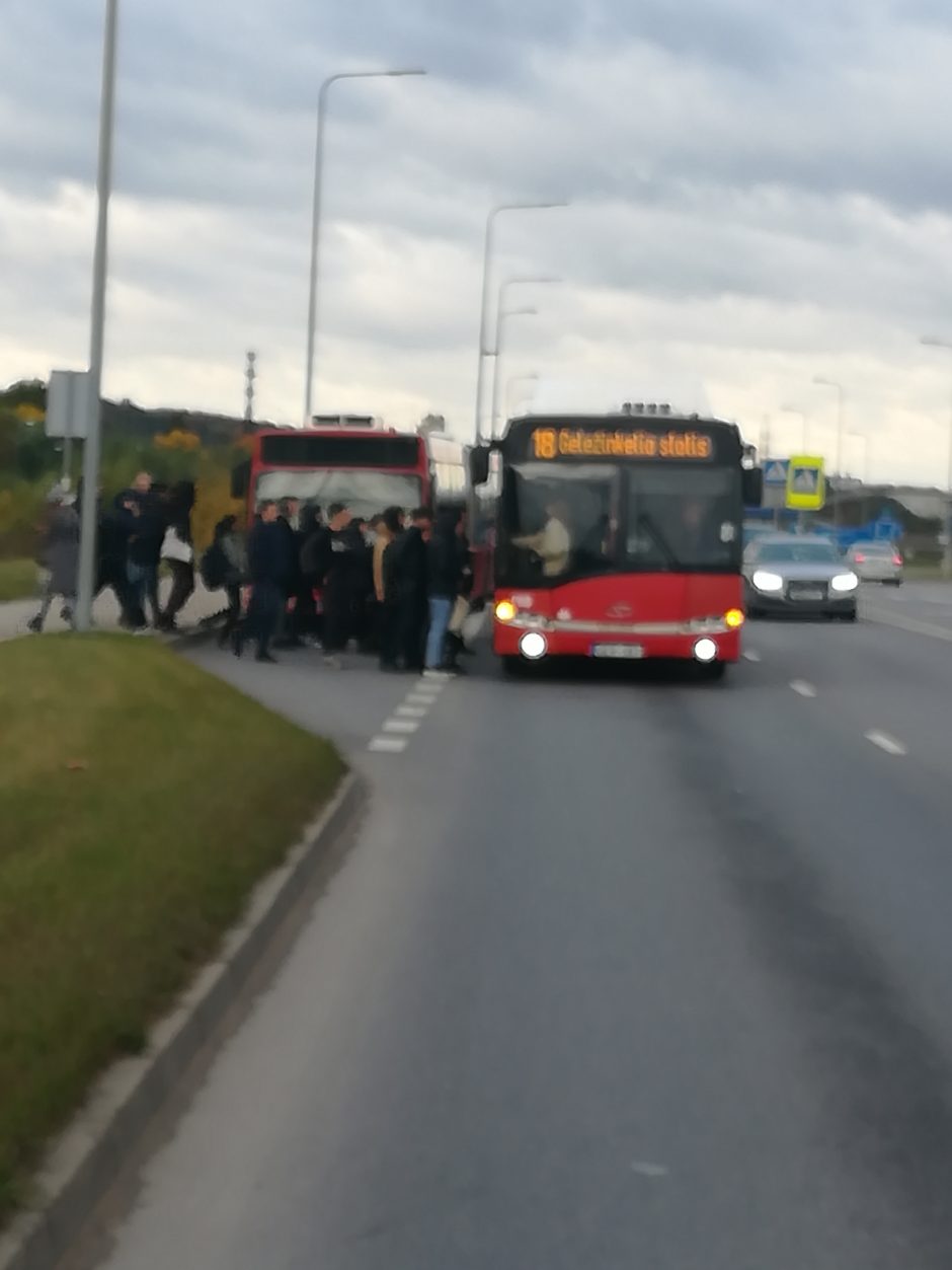 Rytinę kauniečių kelionę autobusu sutrikdė avarija