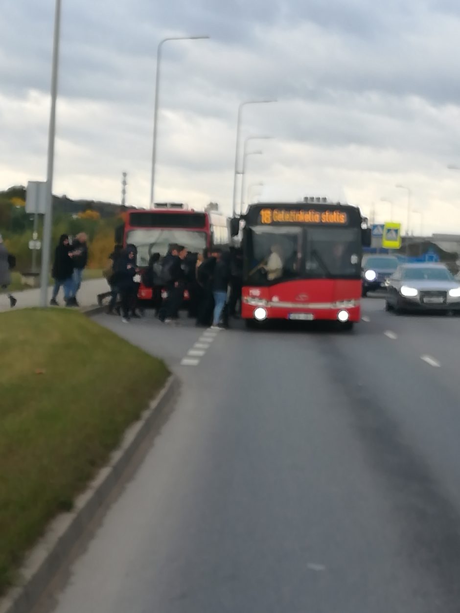 Rytinę kauniečių kelionę autobusu sutrikdė avarija