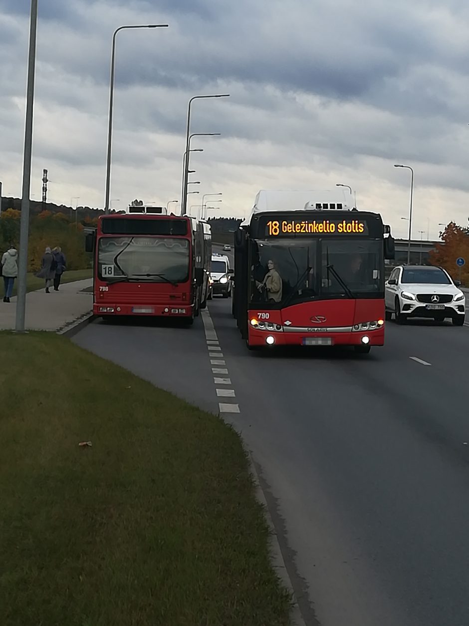 Rytinę kauniečių kelionę autobusu sutrikdė avarija