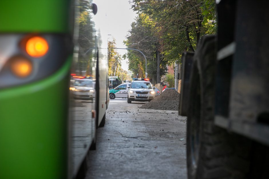 Kęstučio gatvėje – visiškas chaosas: susidūrė troleibusas ir kelininkų technika