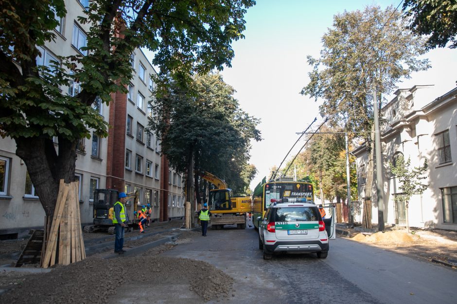 Kęstučio gatvėje – visiškas chaosas: susidūrė troleibusas ir kelininkų technika