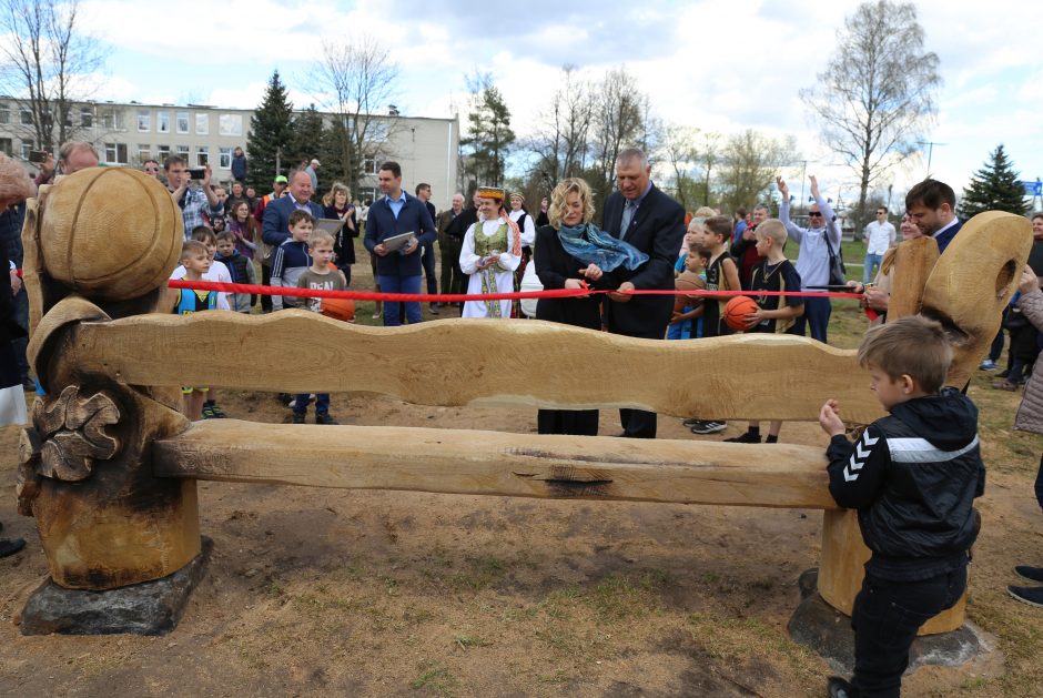 Šeši ąžuolo suolai paskelbė Karmėlavos parko startą 