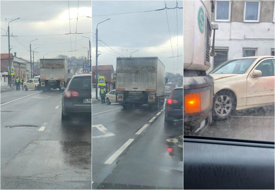 Vilijampolėje taranuotas stulpas apgadino sunkvežimį, kaltininkas paspruko