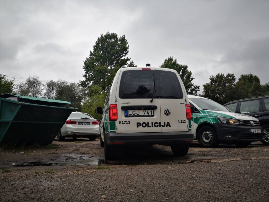 Dvigubas pareigūnų laimikis: suradus vieną vogtą BMW, kitas įkliuvo atsitiktinai