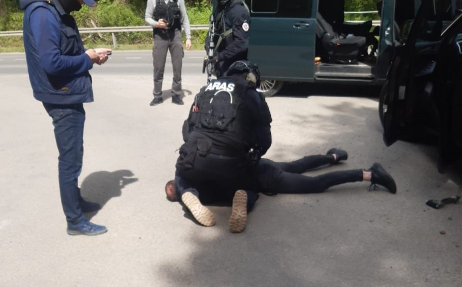 „Aro“ pareigūnai ant asfalto išguldė tris vyrus: viskas dėl rasto didelio kiekio ginklų