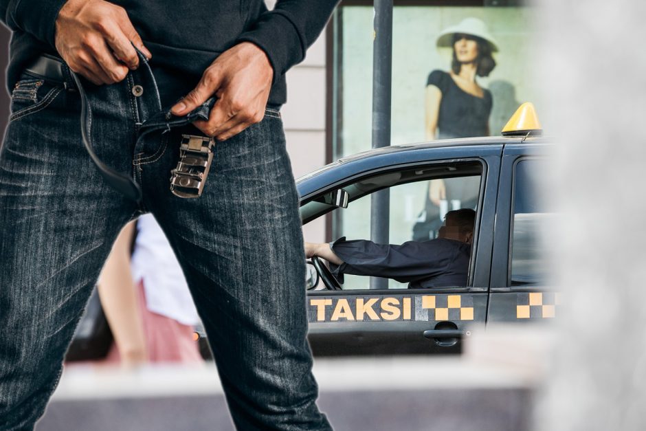 Kelionė taksi virto košmaru: vairuotojas privertė girtą 17-metę lytiškai santykiauti?