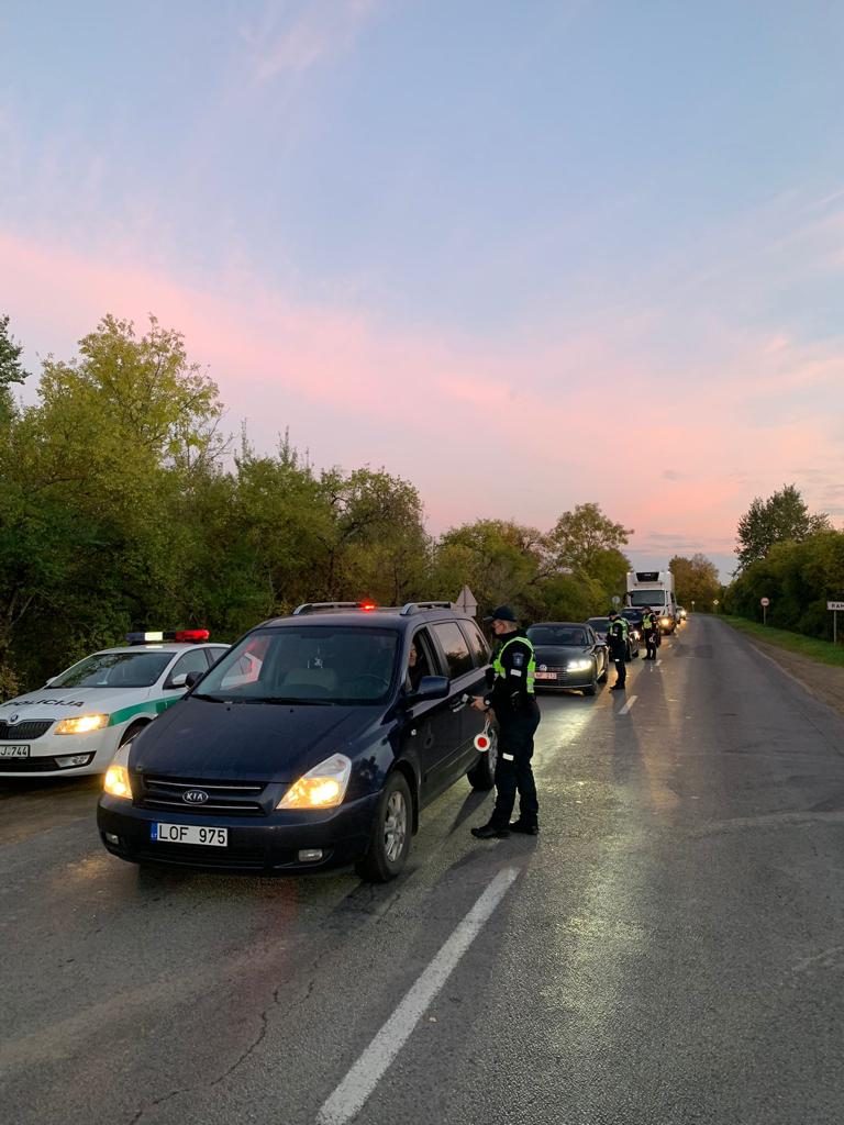 Kauno policijos reidai: beveik 200 km/val. greičiu lėkęs BMW ir girtos vairuotojos sukelta avarija