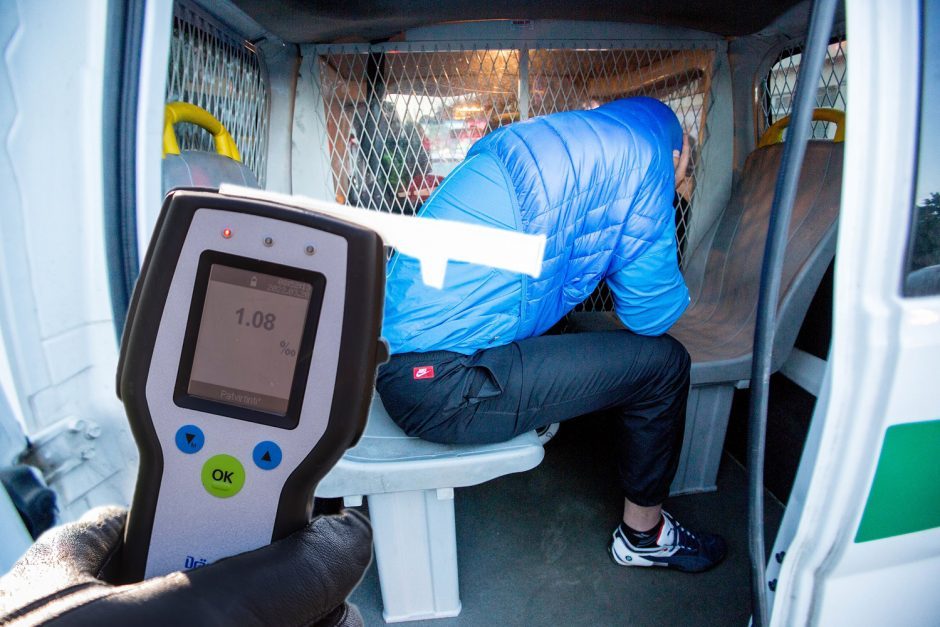 LAT: alkoholio vartojimas po eismo įvykio neturėtų būti vertinamas atskirai nuo vairavimo