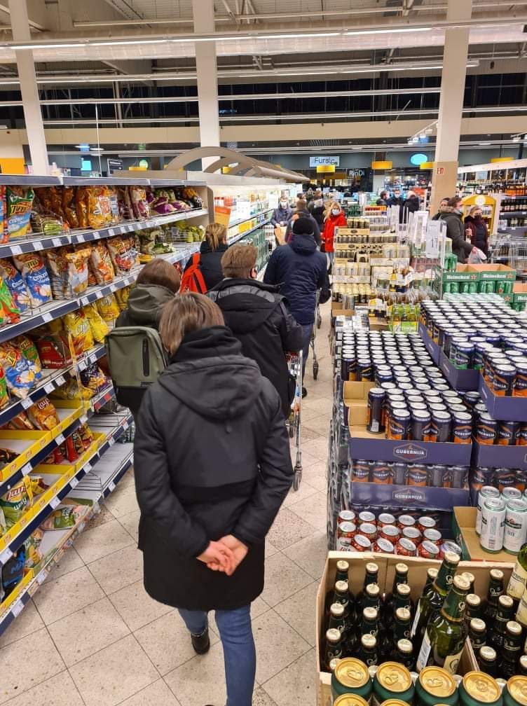 Fiksuoja eiles prie didžiųjų prekybos tinklų parduotuvių: pamatytumėte, kas viduje dėjosi – mėsmalė!