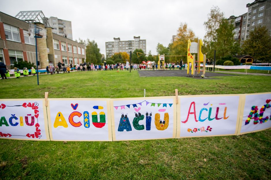 Tūkstantis „Ačiū“ – rekordinis mažųjų kauniečių sveikinimas mokytojams