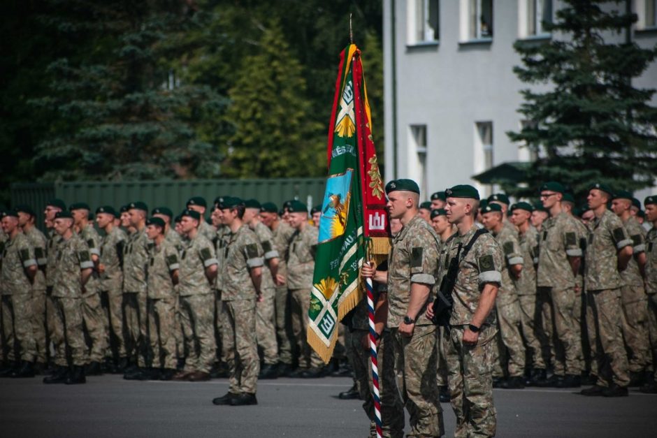 Privalomąją pradinę tarnybą baigė 800 šauktinių