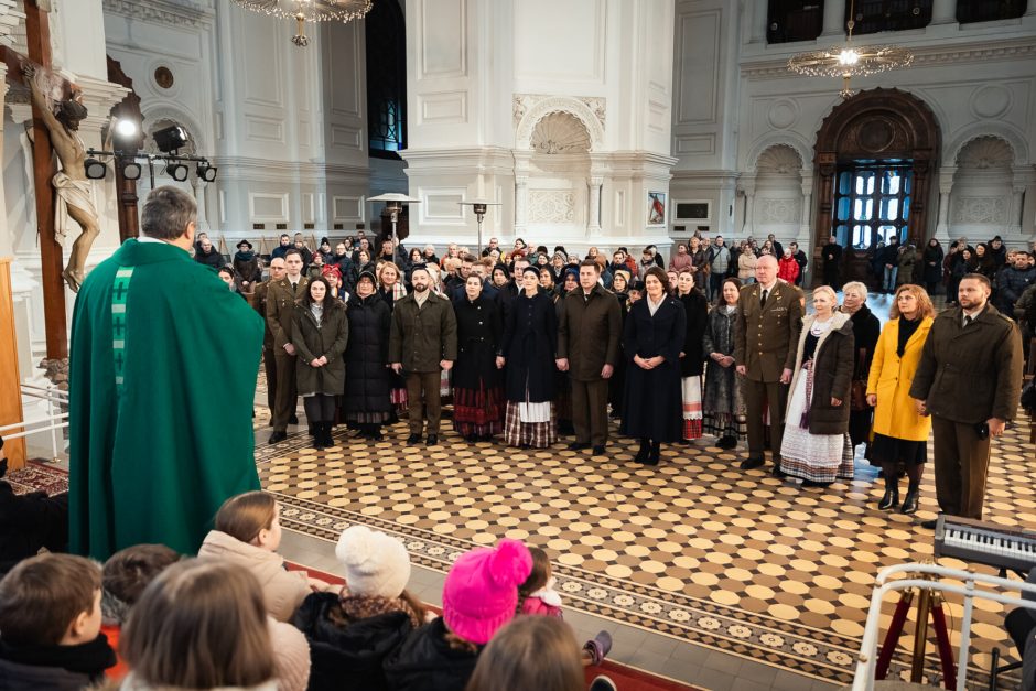 D. Nausėdienė karininkų šeimų moterų sąjungai dėkojo už paramą Ukrainos kariams