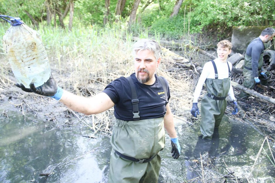 Iš Amalės upelio savanoriai ištraukė per tris tonas padangų: problemos ignoravimas bado akis