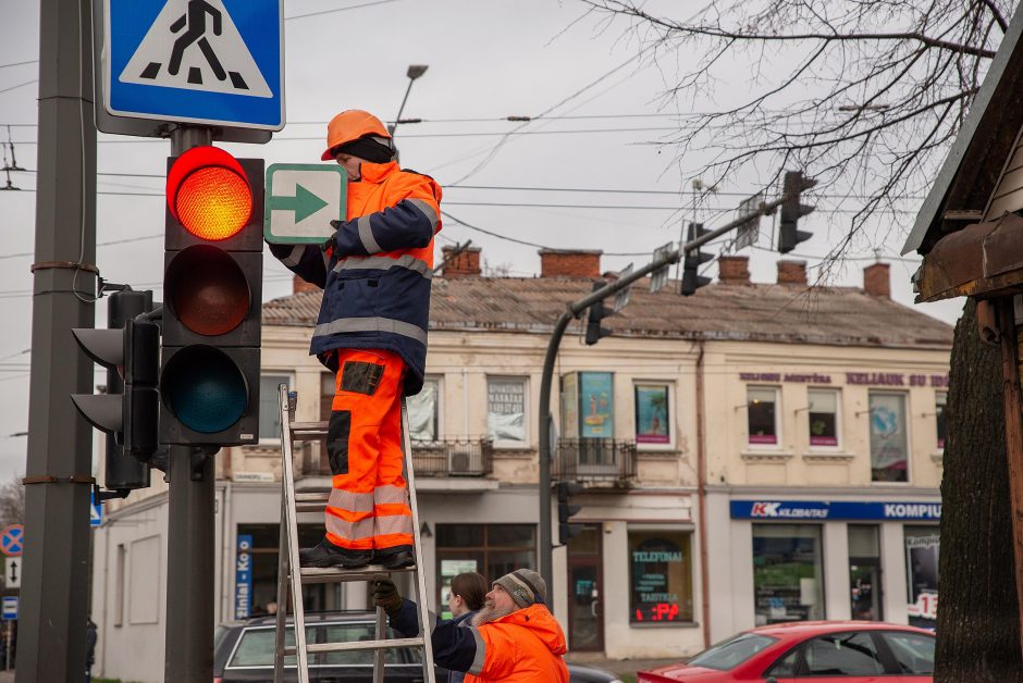 Kauno sankryžose jau kabinamos žaliosios rodyklės