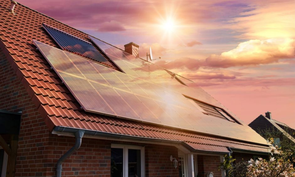Priežastys, kodėl verta įsirengti saulės baterijas namuose