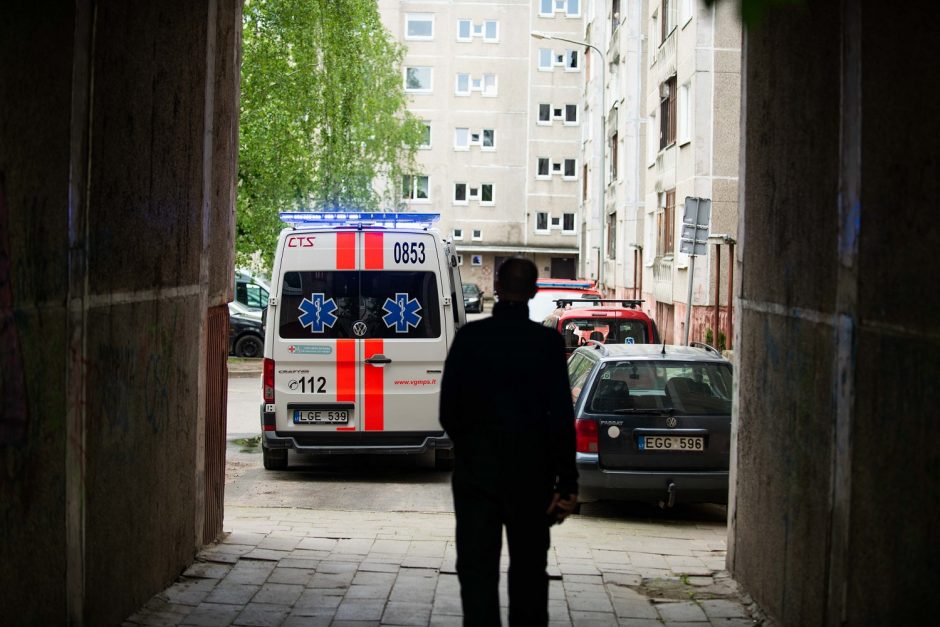 Tragedija Šiauliuose: pro langą iškrito ir žuvo senjorė