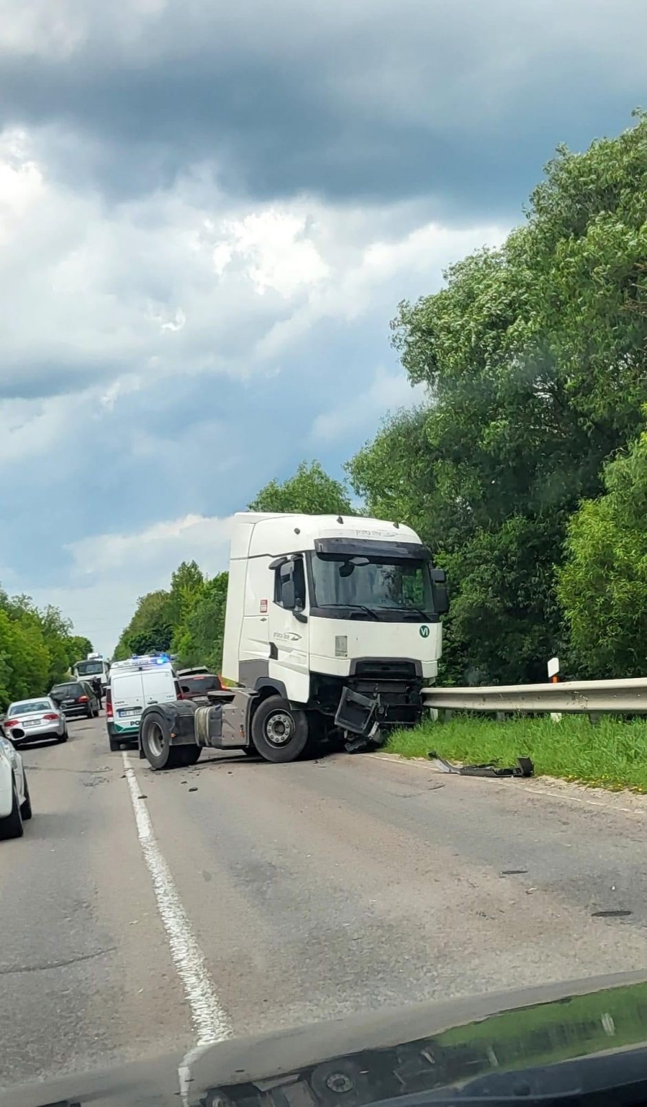 Avarija Kaunas-Prienai kelyje: iš sulamdyto automobilio ištraukta moteris išvežta į ligoninę