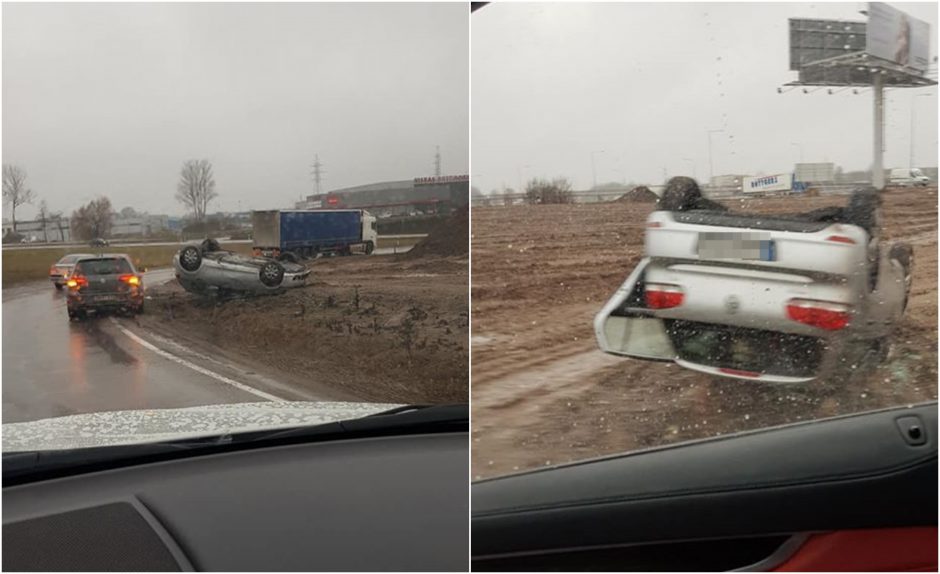 Netoli „Megos“ – avarija, automobilis apvirto aukštyn ratais