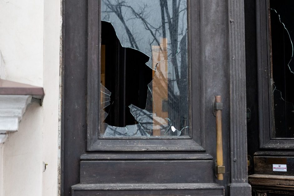 Girta moteris išdaužė Panevėžio apygardos teismo pastato langus